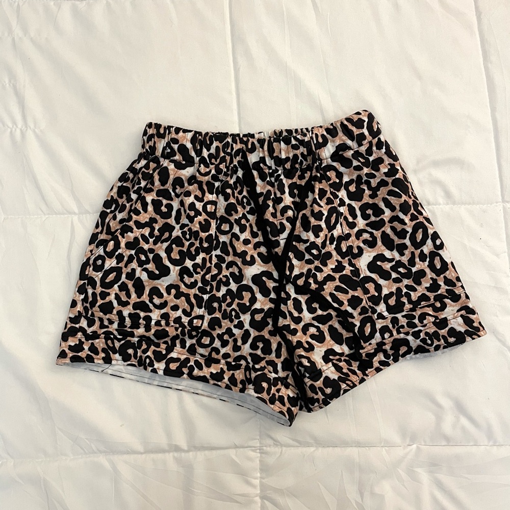 Leopard print, highwasted shorts